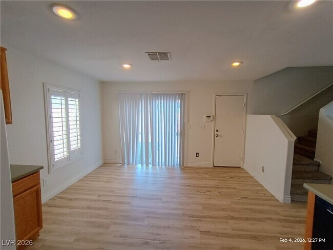 Building Photo - 674 Iron Bridge St