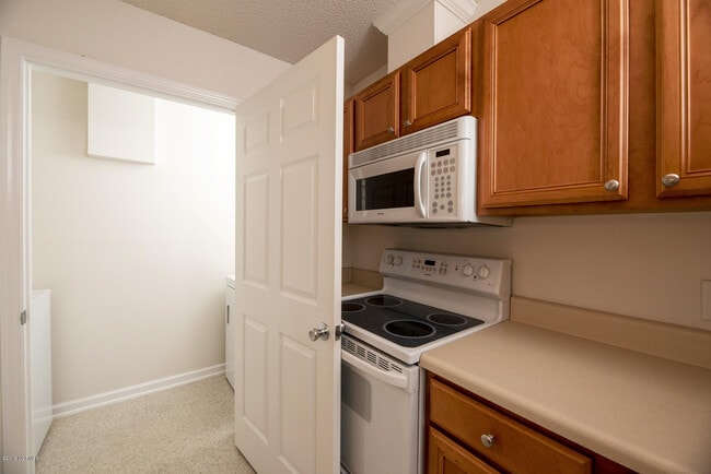Building Photo - 2833 Holly Glen Dr