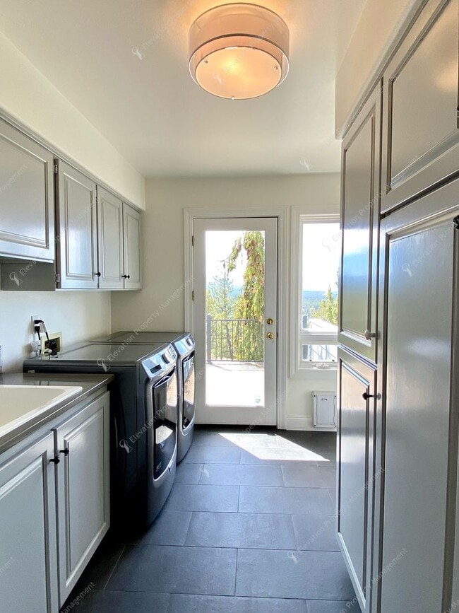 Building Photo - Luxury Living with Unmatched Cascade Views...