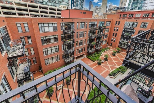 Building Photo - 333 W Hubbard St