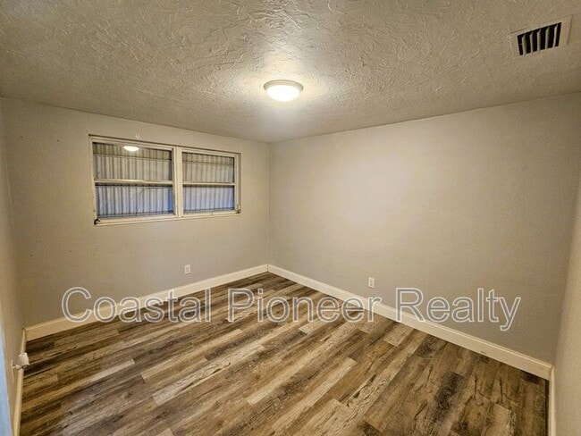 Building Photo - 501 25th Ave W