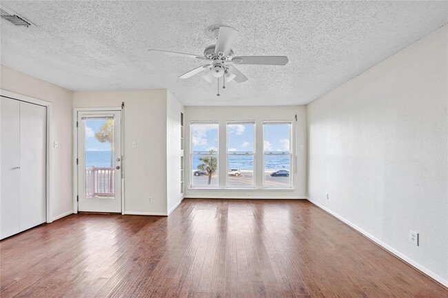 Building Photo - 8416 Seawall Blvd