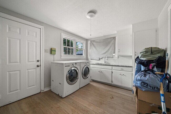 Building Photo - *PRE-LEASING* Updated Home w/ Large Bedrooms, Minutes from Texas Tech