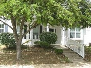 Building Photo - 10013 Lakeview Dr
