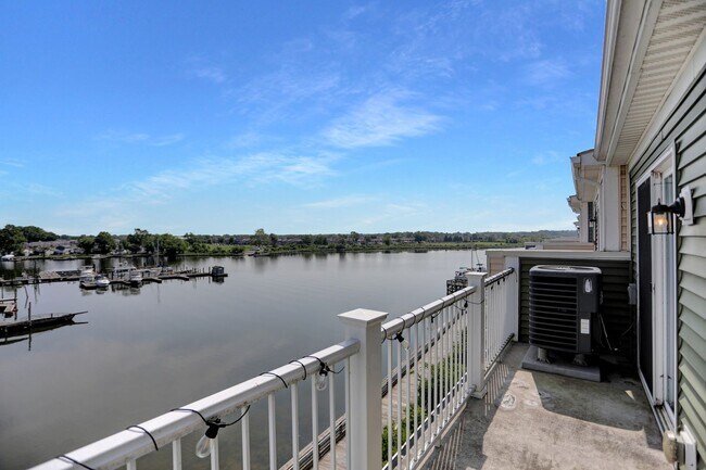 Building Photo - Stunning Townhome with Water Views!