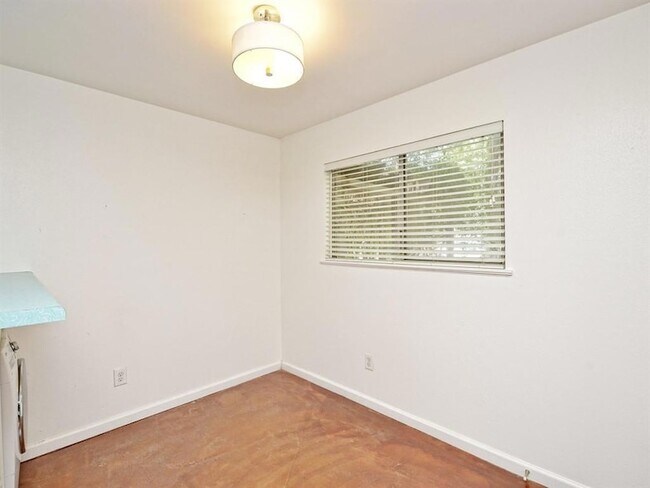 Building Photo - 604 Franklin Blvd