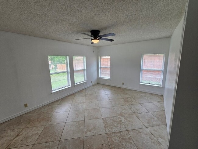 Building Photo - 1590 Gravel Cir N