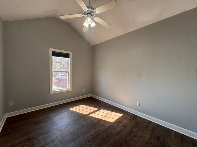 Building Photo - 828 Shackleton Rd