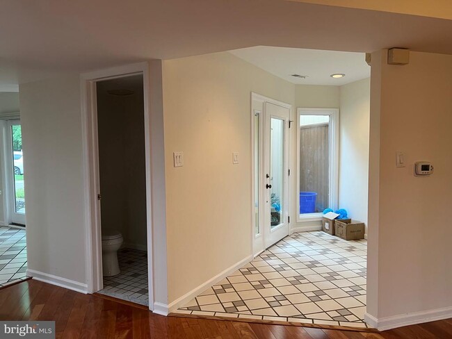 Building Photo - 1710 Chanticleer