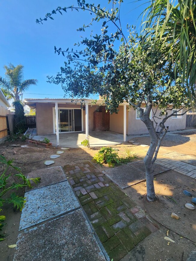 Building Photo - Adorable Single Level 3 Bed, 2 Bath Arroyo...