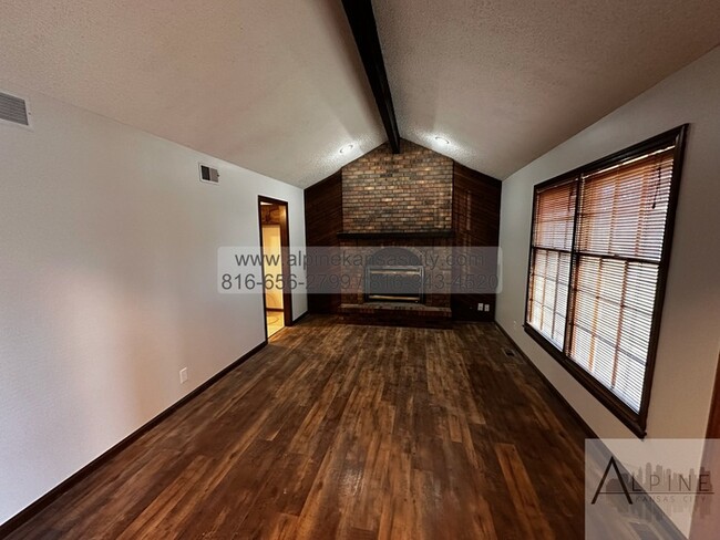 Building Photo - Spacious Parkville Ranch
