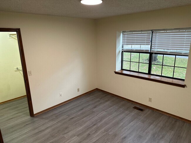 Building Photo - Available 7/1!  Spacious 3 Bedroom, 2 Full Bathroom Rogers Home in Quiet Neighborhood