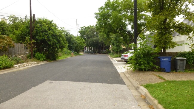 Building Photo - Fantastic cottage in SoCo