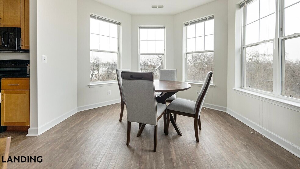 Building Photo - 909 Mansion Dr