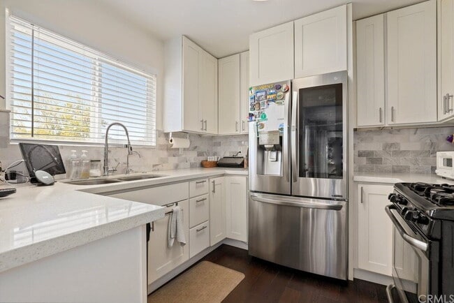 Building Photo - Bright and Comfortable Living