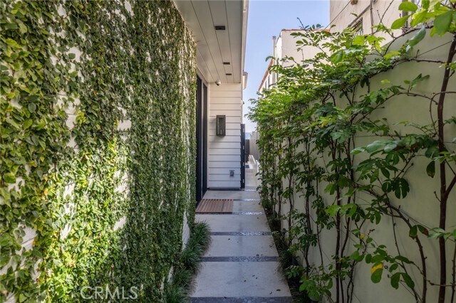 Building Photo - 2428 The Strand