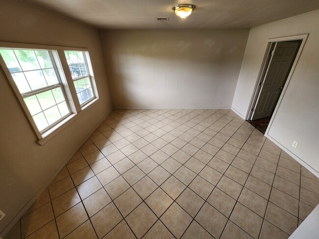 Building Photo - 300 S Cash