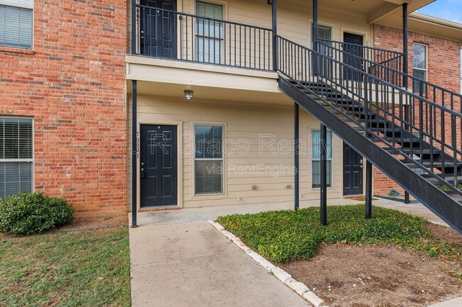 Building Photo - 10001 Amber Cir