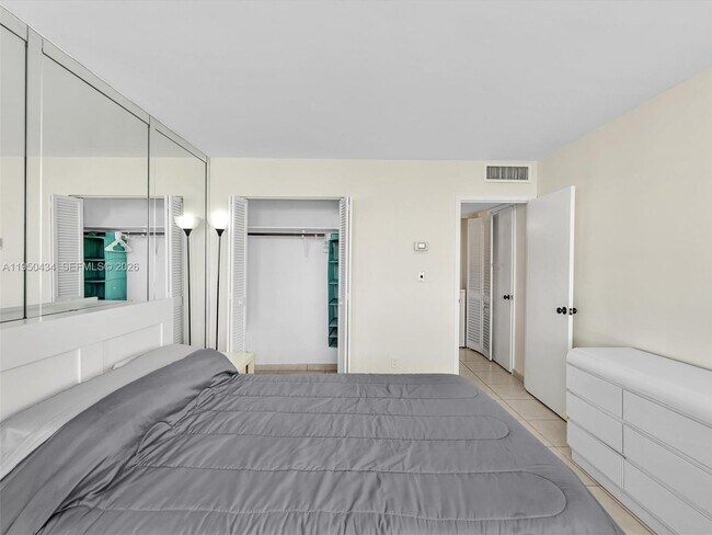 Building Photo - 3140 S Ocean Dr