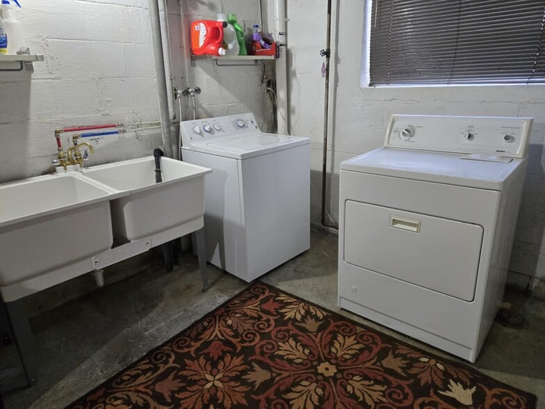 Laundry - 2612 Louisiana Ave