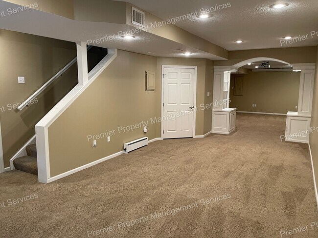 Building Photo - 709 Williamsburg Ct