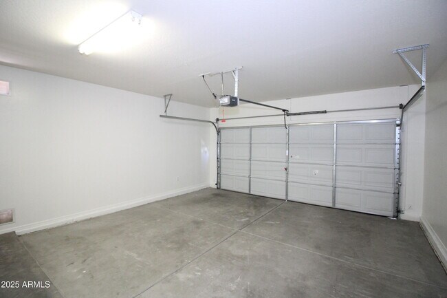 Building Photo - 9053 W Villa Maria Dr
