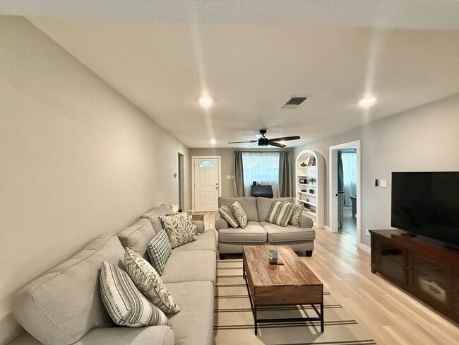 Building Photo - 200 Santa Rita Dr