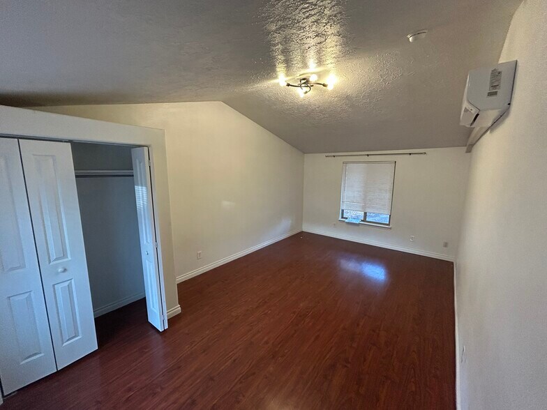 Bedroom 3, large - 520 Walnut St