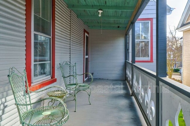 Building Photo - 338 Main St