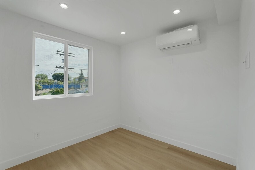 Building Photo - 2116 E 2nd St