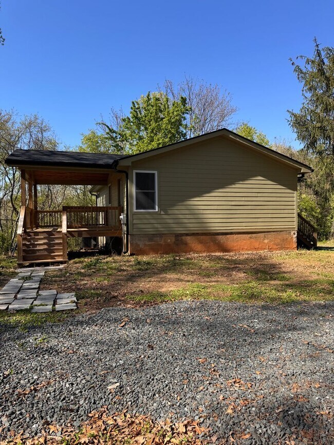 Building Photo - 3 Bedroom || 1 Bathroom - Single Family Home