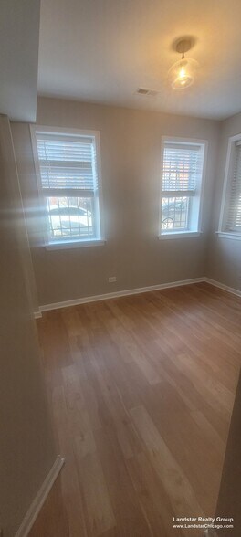 Building Photo - 4946 N Ridgeway Ave