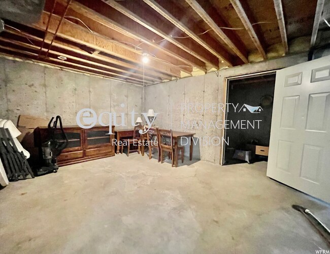 Building Photo - Riverton House