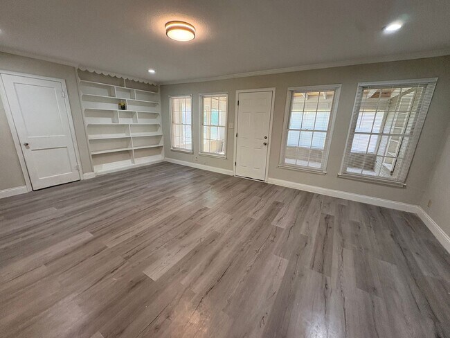 Building Photo - 2406 2nd Ave