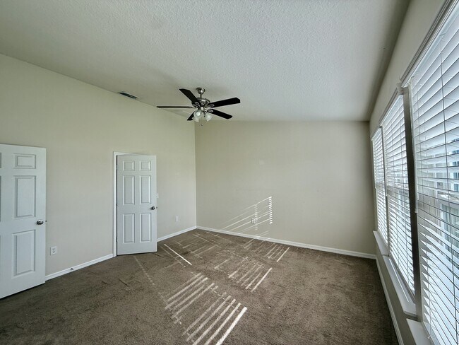 Building Photo - 3977 Plainview Dr