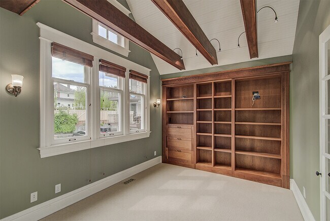 Building Photo - Great Queen Anne house located on the top of the hill 3bd 1.5 bath