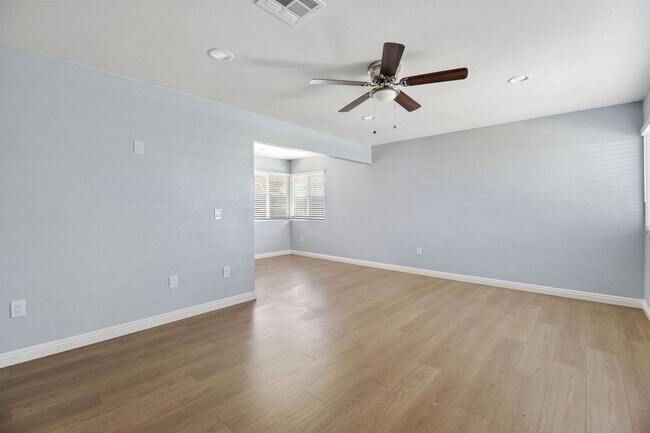 Building Photo - HALF OFF 1ST MONTH RENT- 2 Bedroom/ 2 bathroom condo (Front Unit)