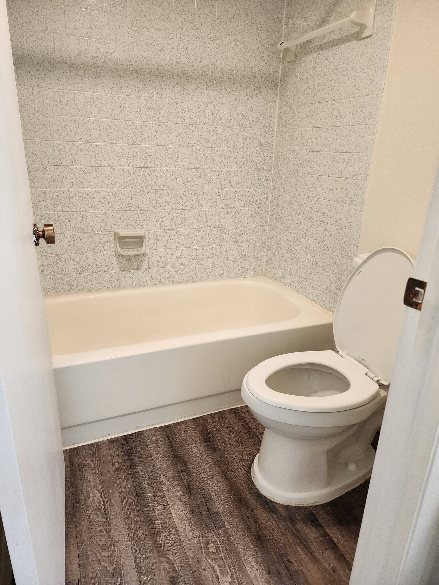 2nd bath with tub - 3546 Richwood Link