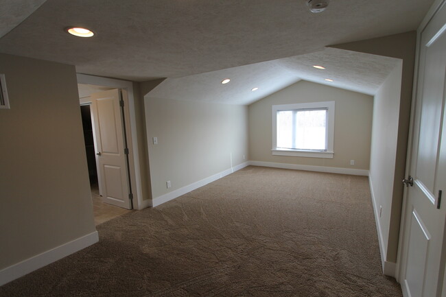 Building Photo - Large 3 bedroom with Open Floor Plan! Clos...