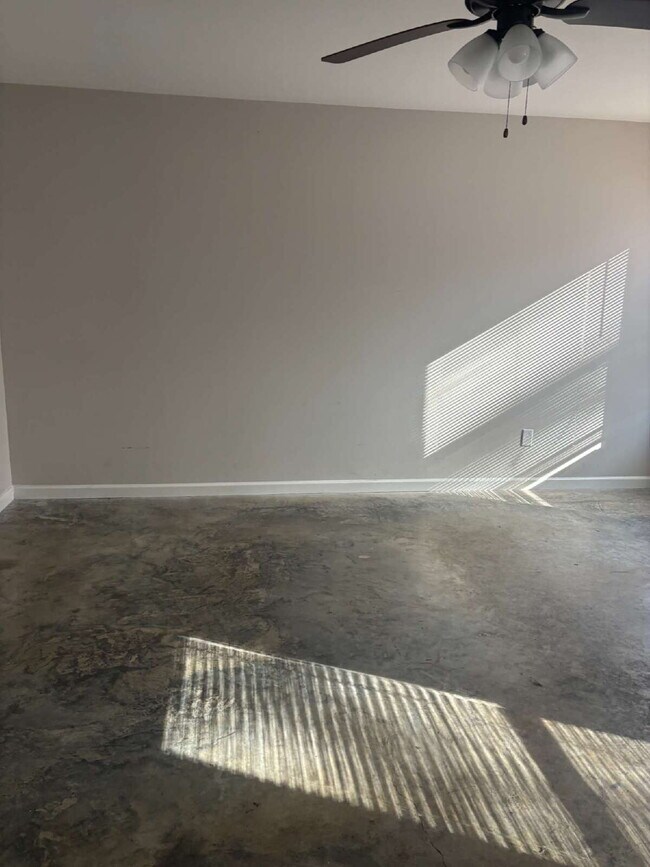 Building Photo - "Charming 4-Bedroom Retreat with 2 Full Baths on Sunny View Drive!"