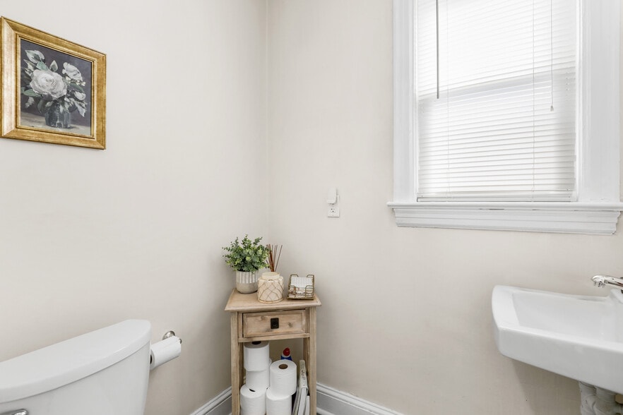 Building Photo - 37 Waverly Pl