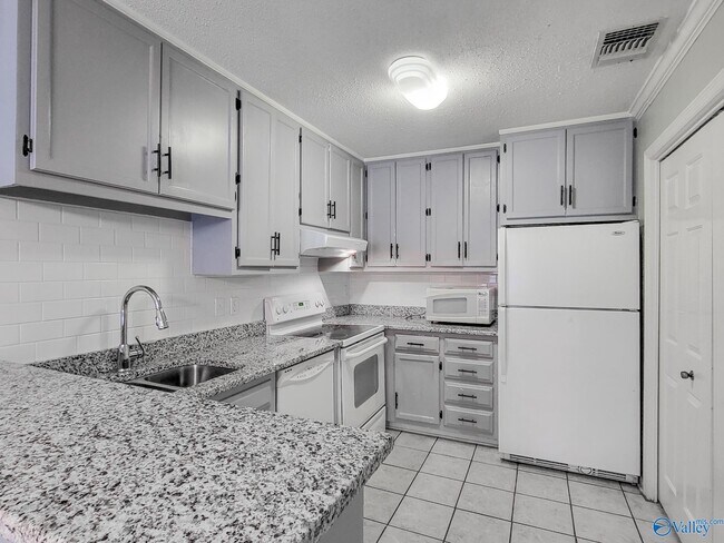 Building Photo - 2020 Woodlawn Dr SW