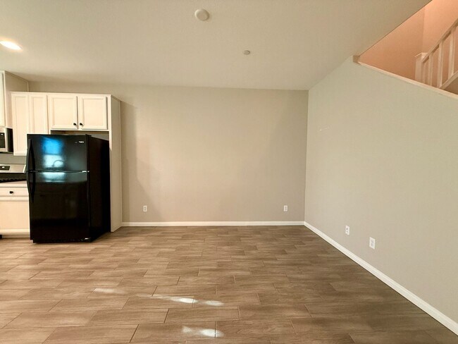 Building Photo - 3 BED 2.5 BATH 2 CAR GARAGE MODERN TOWNHOM...