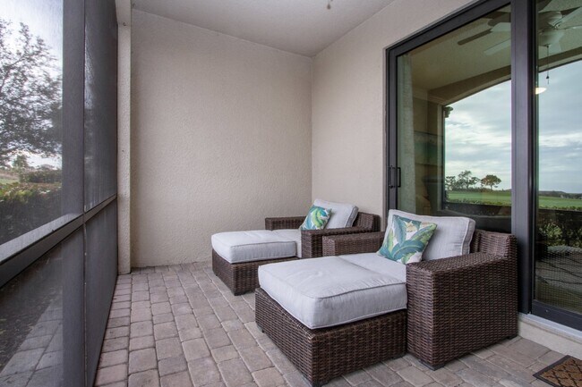 Building Photo - Like new 2BR, 2BA garage condo-Lakewood National