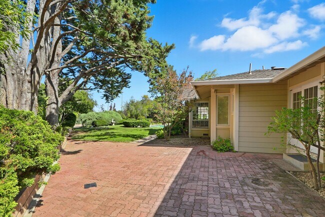 Building Photo - Stunning 3,488 Sq. Ft. Home with Pool & 3-...