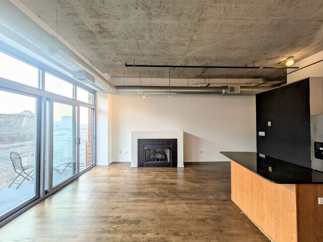 Building Photo - 933 W Van Buren St