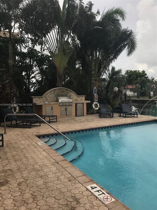 Building Photo - 2600 NE 135th St