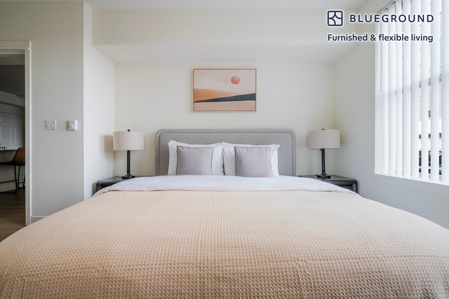 Building Photo - 11000 NE 10th St