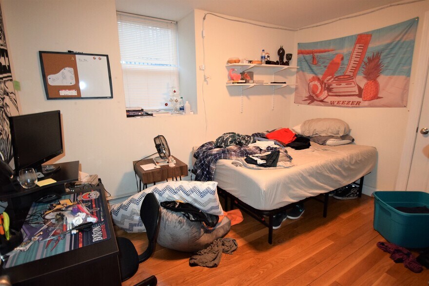 Building Photo - 839 Parker St