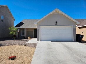 Building Photo - Open & Airy 3 Bedroom/2 Bath Home with Refrigerated Air